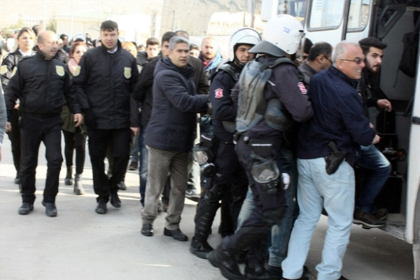 Üniversitede gerginlik: 43 gözaltı