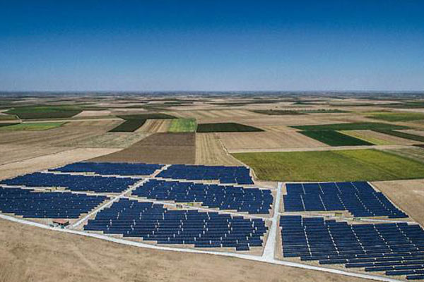 En büyük güneş enerjisi santrali hizmete açıldı
