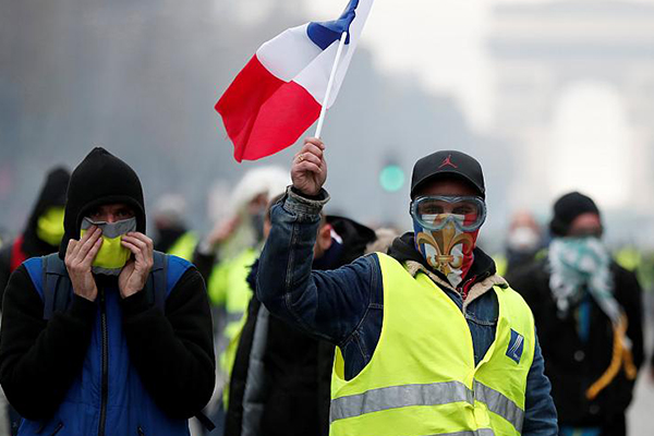 Fransa'da sarı yelekliler eylemleri devam ediyor