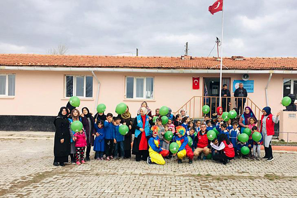 Üniversite öğrencileri köyde yaşayan çocukları sevindirdi