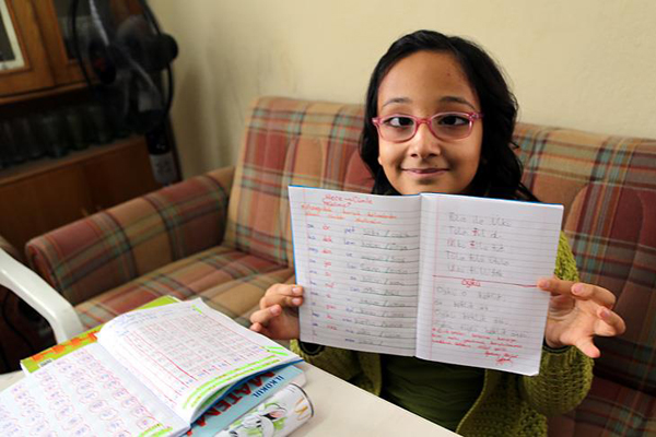 Bedensel engelli Fatma evde eğitimle okuryazar oldu