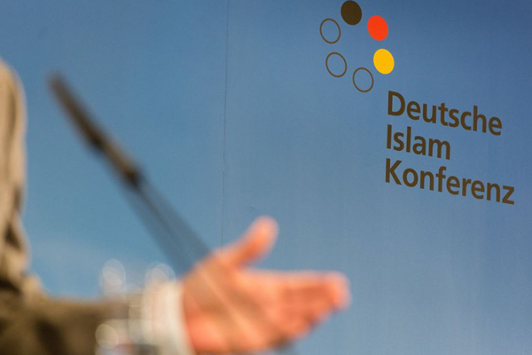 İslam Konferası'nda domuz eti servisi