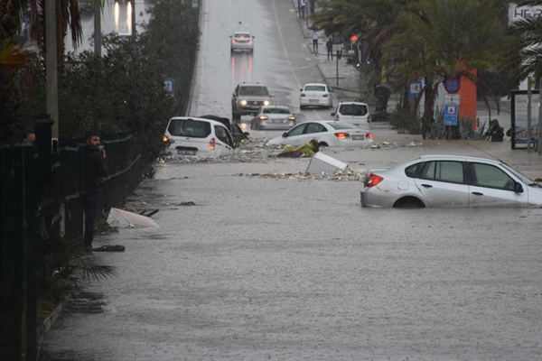 Bodrum'da kuvvetli sağanak sele yol açtı