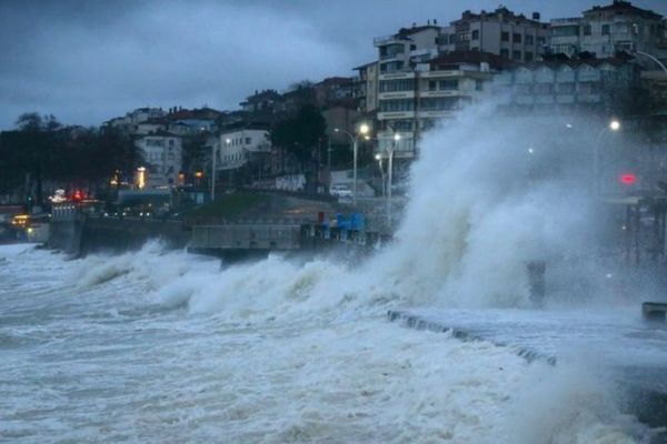 Şiddetli fırtına Türkiye genelinde hayatı zorlaştırdı!