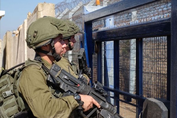 İsrail askerleri Gazze sınırında 13 Filistinliyi yaraladı