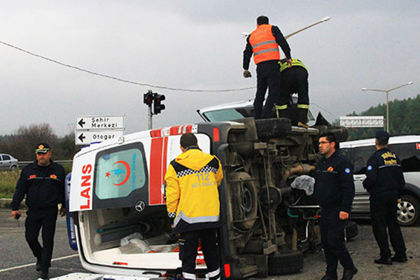 Hasta taşıyan ambulans kaza yaptı: 4 yaralı