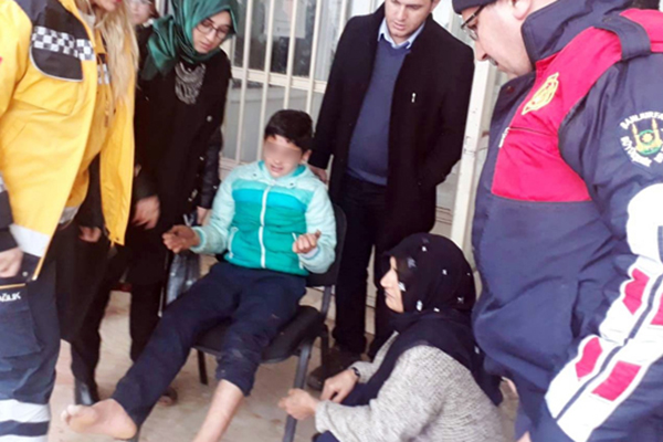 Korkuluğun sivri ucu öğrencinin ayağına saplandı