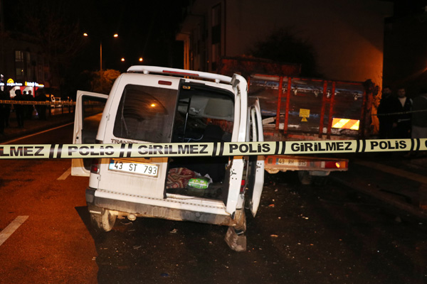Kamyonet park halindeki araçlara çarptı: 1 ölü, 1 yaralı