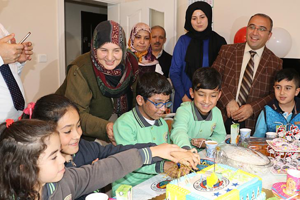 Güneşe çıkamayan öğrenciye doğum günü sürprizi