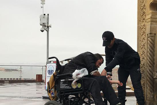 Abdest almakta zorlanan engelliye polis yardım etti