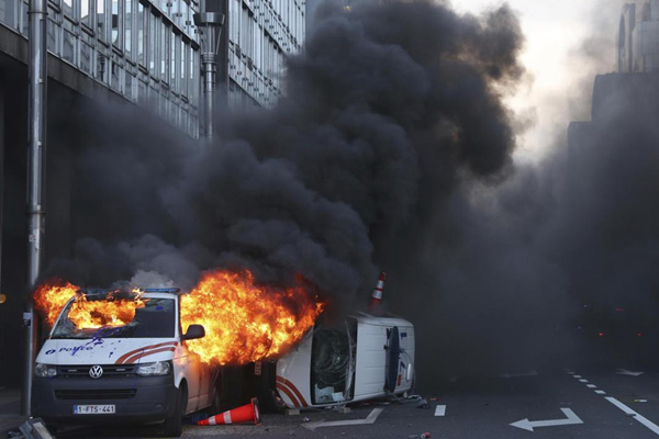 Sarı yeleklilerin gösterilerinde Brüksel savaş alanına döndü