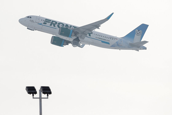 Uçağının havadayken sökülen motor kaplaması bir yolcu tarafından görüntülendi