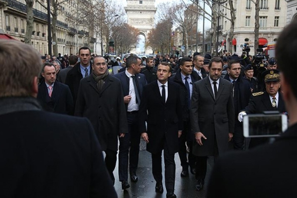 Macron Paris'teki protesto alanını ziyaret etti