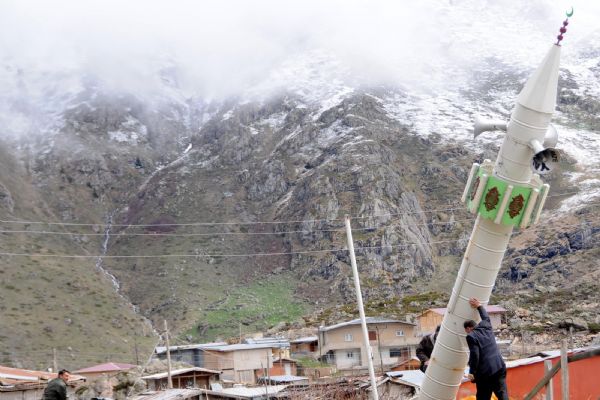 Minareyi çığdan, yan yatırarak koruyorlar