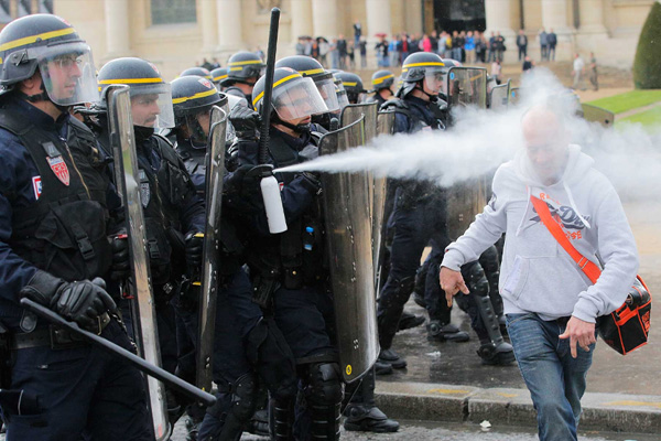 Macron'dan protestolara müdahele eden polislere özel prim
