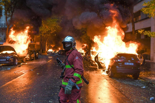 Fransa'daki protestoda yaşlı bir kadın öldü