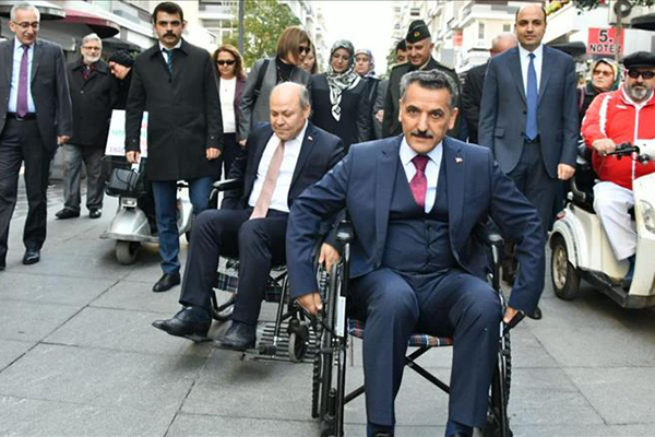 'Engelsiz yürüyüşe' katılan Vali tekerlekli sandalye kullandı