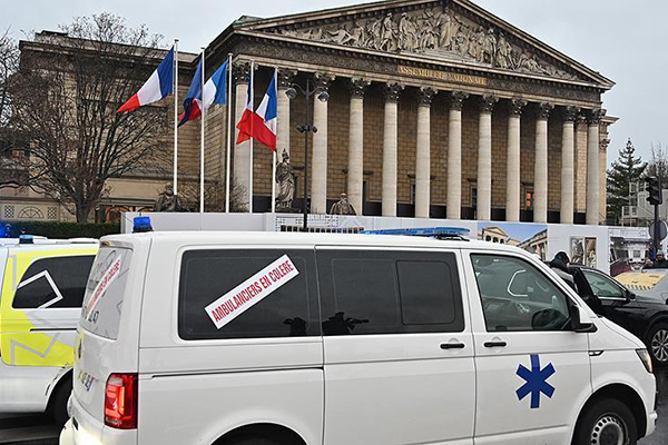 Paris'te Ulusal Meclisin önünde ambulans yakıldı