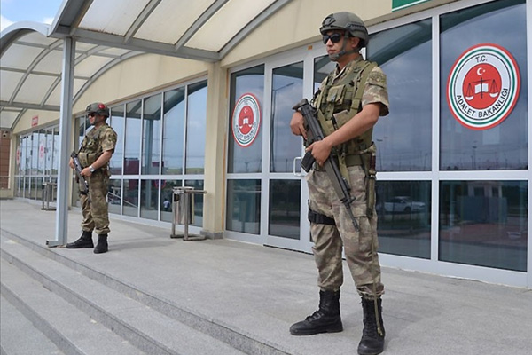 Darbe sanığının 'duruşmayı uzatma' girişimi engellendi
