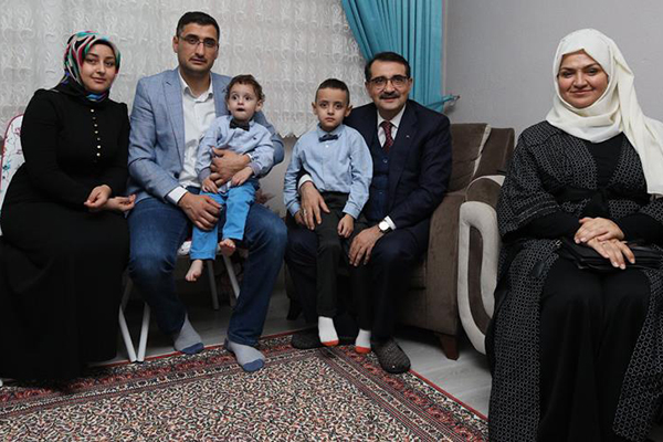 Bakan Dönmez'den madenci ailesine sürpriz ziyaret