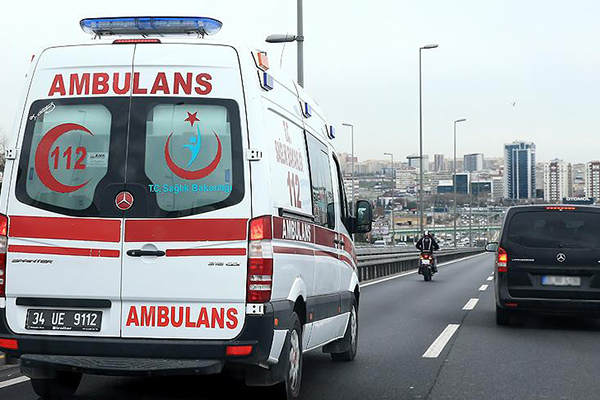 Esenyurt'ta servis minibüsü devrildi