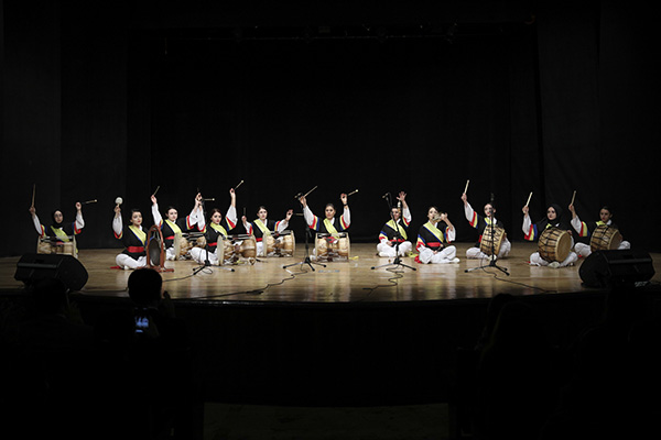 Koreli çiftçilerin geleneksel müziği başkentte