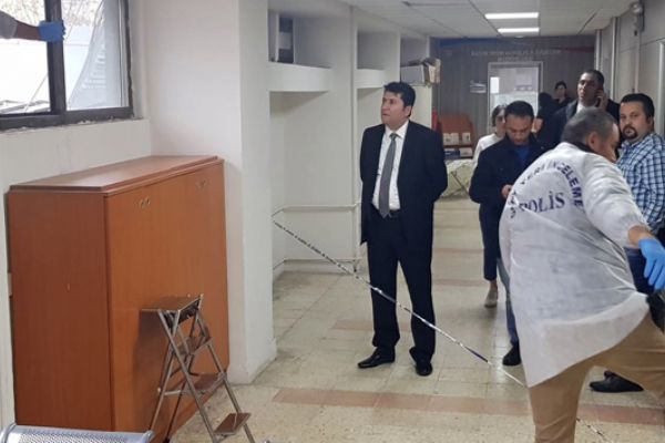 Silahla belediyeyi bastı, siniri geçmeyince ortalığı birbirine kattı