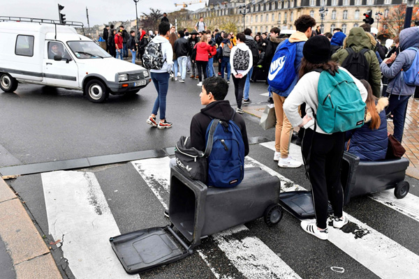 Fransa'da protestolar bitmek bilmiyor: 32 lise öğrencisi gözaltına alındı