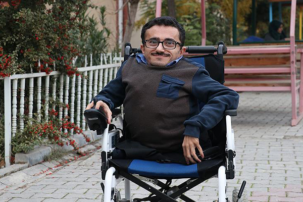 Ölür denilen cam kemik hastası azmiyle engelleri aştı