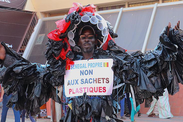 Dakar'ın çevreci 'poşet adam'ı