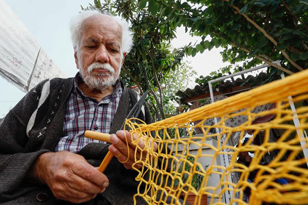 Çevreyi korumak için pazar filesi örüyorlar