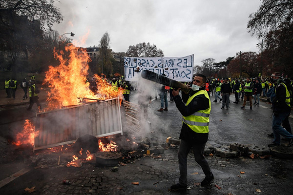 ‘Fransa hükümeti 'darbe' olmasından korkuyor’