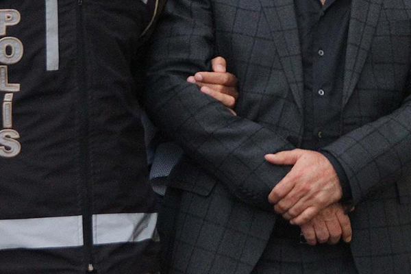 FETÖ zanlısı üzerindeki sahte kimliği gizlemeye çalışırken yakalandı