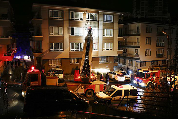 Başkentte çıkan yangında 10 kişi dumandan etkilendi