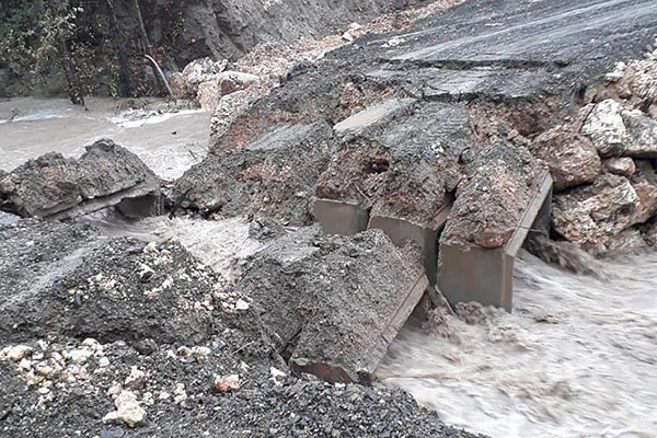 Mersin'de şiddetli yağış nedeniyle menfez köprü çöktü