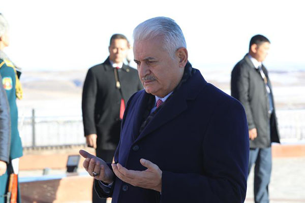 TBMM Başkanı Yıldırım'dan Aytmatov'un kabrine ziyaret