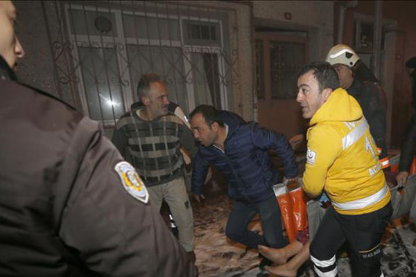 Bayrampaşa’da 4 katlı binada yangın