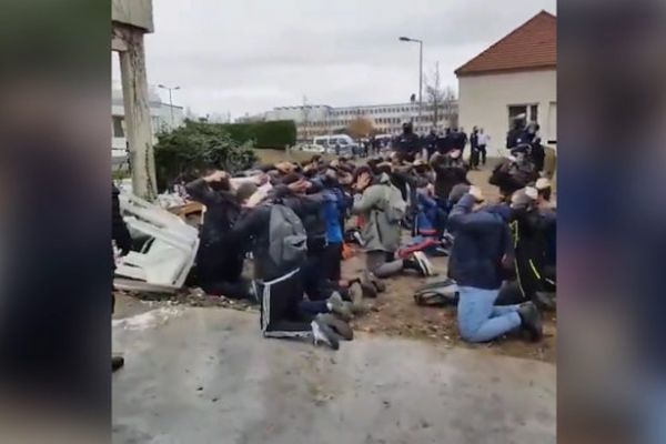 Fransa'da lise bahçesi toplama kampına döndü