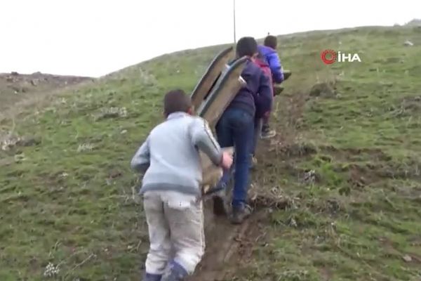 Kar yağmayınca çamurda kaydılar