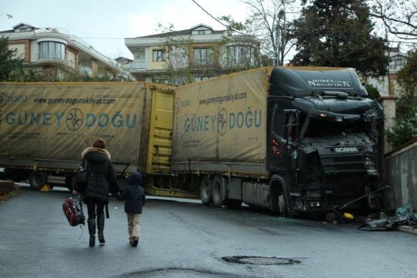 Okul önünde TIR dehşeti
