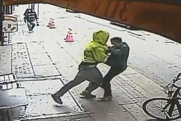 Yolda yürürken bir anda saldırıya uğradı