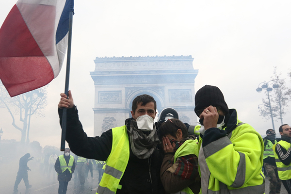 Fransa Başbakanı sarı yeleklilerle görüştü