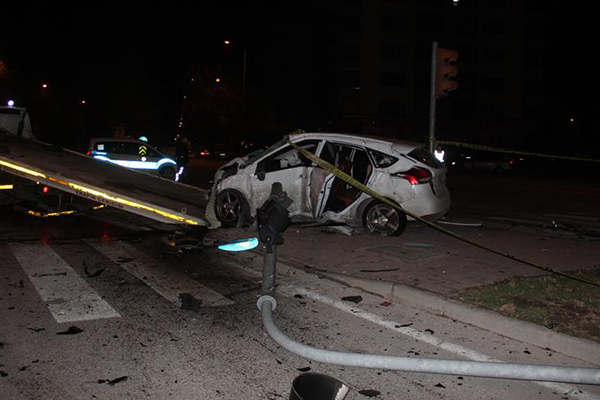 Otomobil polis aracına çarptı: 1 şehit, 4 yaralı