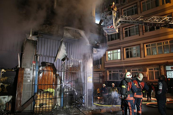 Fatih’te 5 katlı binada yangın