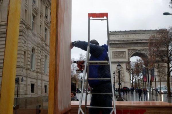 Paris'teki eylem öncesi dükkan sahipleri yağmaya için önlem aldı
