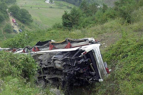 Hindistan'da otobüs uçuruma uçtu: 11 ölü