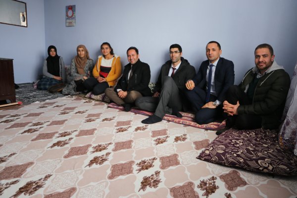 Kız öğrenciler için kapı kapı dolaşıyorlar