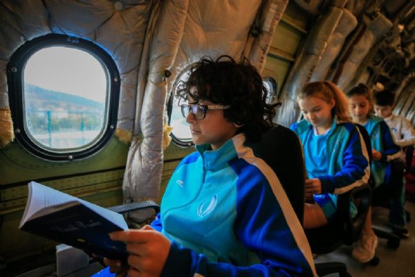 Uçağı eğitim yuvasına çevirdiler