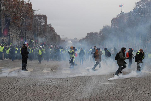Fransa'daki gösterilerde 3'ü polis 30 kişi yaralandı
