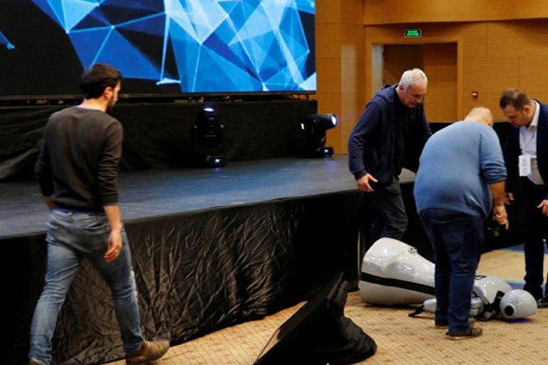 Dans gösterisi yapması planlanan insansı robot Mini Ada, sahneden düşerek parçalandı